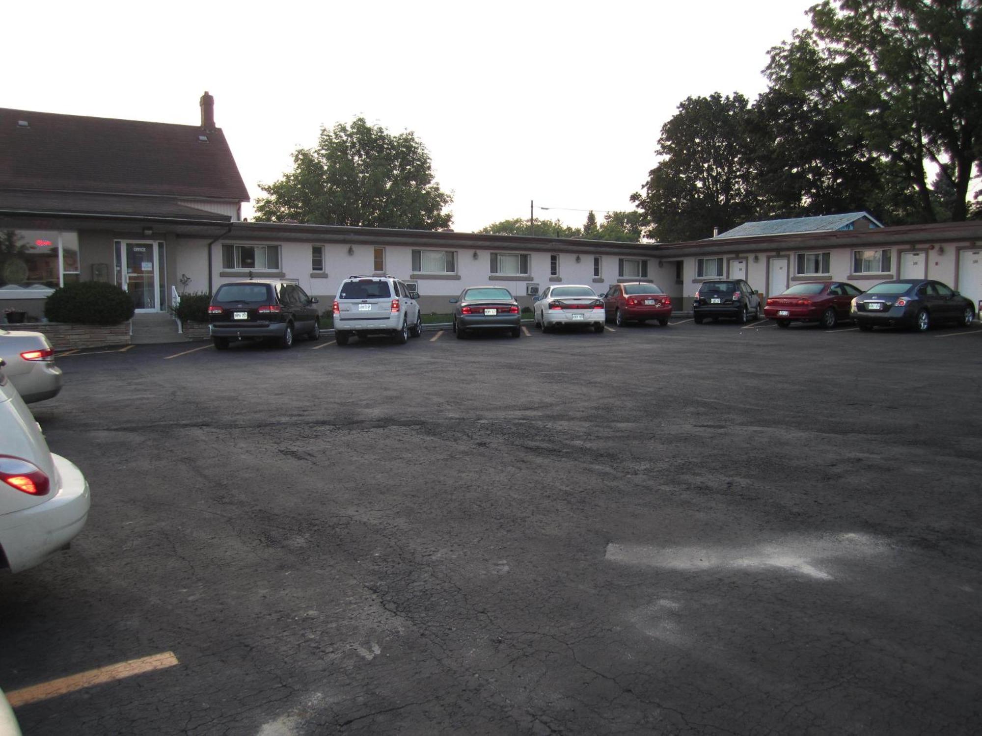 Canadiana Motel Hanover Екстер'єр фото